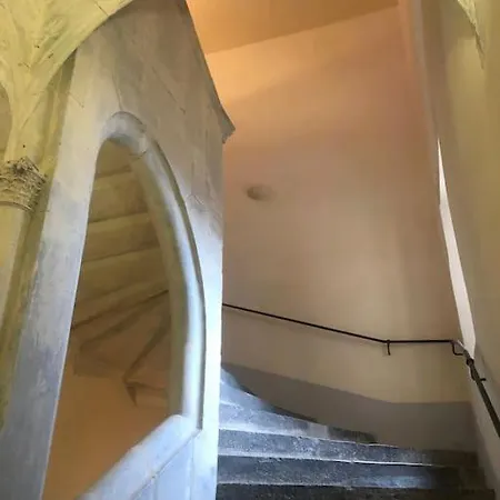 아파트 Flat In 16th Century Monument